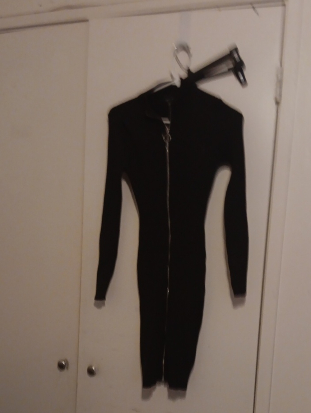 Figure-Flattering Black Long-Sleeve Zip-Front Bodycon Dress